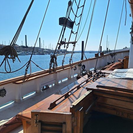 Historic Wooden Ship 'Ursula' Hotel East Cowes Luaran gambar